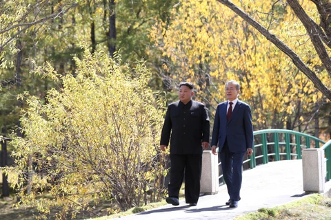 Nhà lãnh đạo Triều Tiên Kim Jong-un (trái) và Tổng thống Hàn Quốc Moon Jae-in trong chuyến thăm nhà khách Samjiyon, gần núi Paektu ngày 20/9/2018. (Nguồn: AFP/TTXVN)