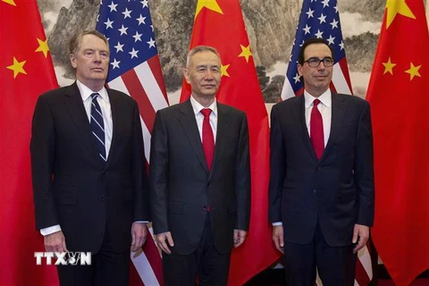 Đại diện Thương mại Mỹ Robert Lighthizer, Phó Thủ tướng Trung Quốc Lưu Hạc và Bộ trưởng Tài chính Mỹ Steven Mnuchin tại vòng đàm phán thương mại mới ở Bắc Kinh (Trung Quốc) ngày 29/3/2019. (Nguồn: AFP/TTXVN) 