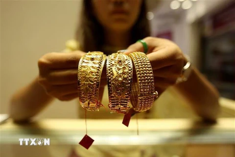Trưng bày đồ trang sức bằng vàng tại cửa hàng kim hoàn ở Yangon, Myanmar. (Nguồn: THX/TTXVN) 
