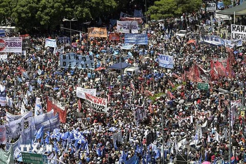 Người dân tham gia biểu tình phản đối chính sách kinh tế của Chính phủ tại Buenos Aires, Argentina, ngày 13/2/2019. (Nguồn: AFP/TTXVN) 