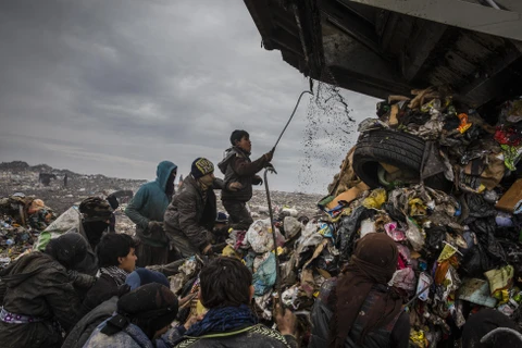 Những đứa trẻ nhặt rác ở Mosul. (Nguồn: The New York Times) 