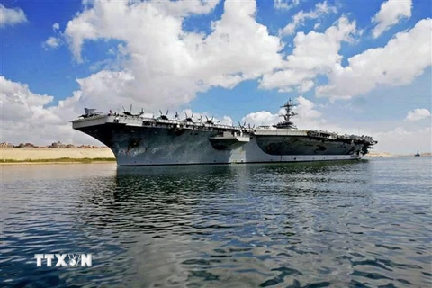 Tàu sân bay USS Abraham Lincoln của Mỹ di chuyển qua kênh đào Suez, gần thành phố Ismailia, phía Đông Cairo của Ai Cập ngày 9/5/2019. (Nguồn: AFP/TTXVN) 