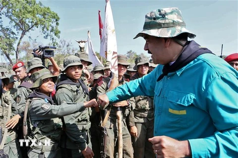 Tổng thống Nicolas Maduro (giữa) gặp gỡ các binh sỹ trong chuyến thị sát cuộc diễn tập của Lực lượng vũ trang quốc gia Bolivar (FANB) tại thành phố El Pao, Venezuela, ngày 4/5. (Nguồn: AFP/TTXVN) 