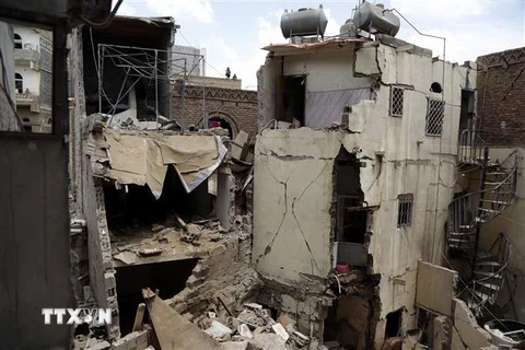 Cảnh đổ nát sau các cuộc không kích tại thủ đô Sanaa, Yemen, ngày 17/5. (Nguồn: THX/TTXVN) 