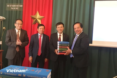 Kỹ sư Nguyễn Quyết Tiến trao tặng bộ Đại từ điển giáo khoa Séc-Việt.(Ảnh: Hồng Kỳ/Vietnam+) 