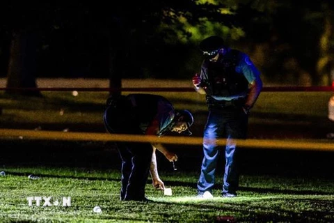 Cảnh sát điều tra tại hiện trường vụ xả súng ở Công viên Douglas, Chicago sáng 4/8/2019. (Nguồn: Sun-Times/TTXVN) 