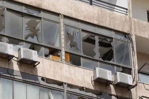 Cửa sổ các căn hộ bị vỡ sau khi máy bay không người lái của Israel rơi ở vùng ngoại ô phía Nam Liban do Hezbollah kiểm soát. (Nguồn: Reuters) 