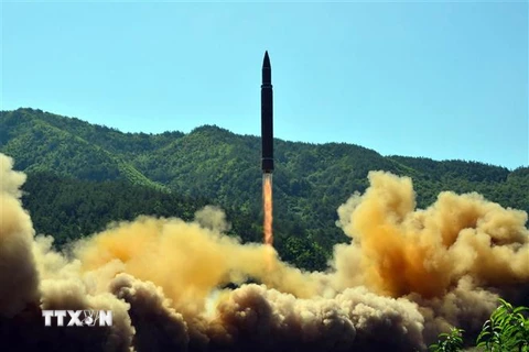 Vụ phóng tên lửa đạn đạo liên lục địa Hwasong-14 của Triều Tiên tại một địa điểm bí mật ngày 5/7/2017. (Nguồn: AFP/TTXVN) 