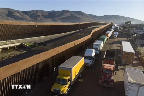 Xe chở hàng chờ qua cảng thương mại Otay Mesa ở San Diego, bang California (Mỹ) để vào Tijuana, bang Baja California, Mexico ngày 10/12/2019. (Nguồn: AFP/TTXVN) 