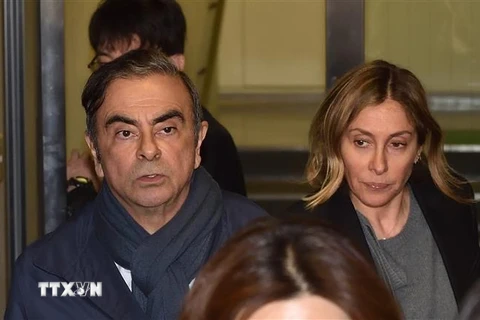 Cựu Chủ tịch hãng ôtô Nissan, ông Carlos Ghosn (trái) và vợ Carole Ghosn (phải) tại Tokyo, Nhật Bản ngày 3/4/2019. (Nguồn: AFP/TTXVN) 