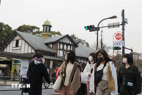 Người dân đeo khẩu trang để phòng tránh lây nhiễm COVID-19 tại Tokyo, Nhật Bản, ngày 25/2/2020. (Nguồn: THX/TTXVN) 