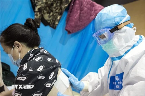 Bệnh nhân nhiễm COVID-19 được điều trị tại bệnh viện ở Vũ Hán, tỉnh Hồ Bắc, Trung Quốc, ngày 25/2/2020. (Nguồn: THX/TTXVN) 