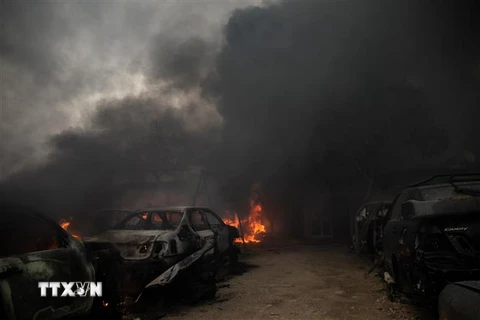Khói lửa bốc lên sau vụ tấn công do lực lượng Quân đội miền Đông Libya (LNA) tiến hành tại thủ đô Tripoli ngày 25/3/2020. (Nguồn: THX/TTXVN) 