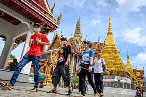 Du khách tham quan Cung điện Hoàng Gia ở Bangkok, Thái Lan ngày 7/6/2020. (Ảnh: AFP/TTXVN) 