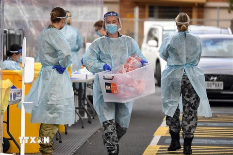 Nhân viên y tế làm nhiệm vụ tại một điểm xét nghiệm COVID-19 tại thành phố Melbourne, bang Victoria, Australia ngày 2/7/2020. (Nguồn: AFP/TTXVN) 