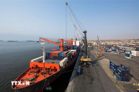 Hàng xuất khẩu tại cảng Luanda (Angola). (Ảnh: Phi Hùng/TTXVN) 