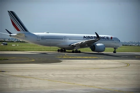 Máy bay của Hãng hàng không Air France tại sân bay Charles de Gaulle ở Paris, Pháp ngày 12/5/2020. (Nguồn: AFP/TTXVN) 