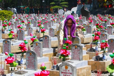 Người dân đến viếng các anh hùng liệt sỹ tại Nghĩa trang liệt sỹ quốc gia Trường Sơn. (Ảnh: Hồ Cầu/TTXVN) 