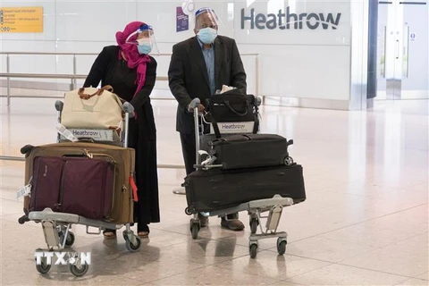 Hành khách đeo khẩu trang phòng lây nhiễm COVID-19 tại sân bay Heathrow ở London, Anh, ngày 8/6/2020. (Nguồn: THX/TTXVN) 