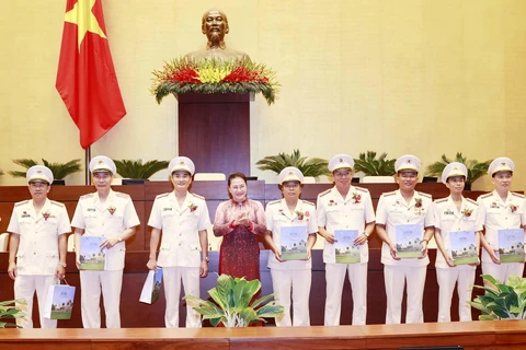 Chủ tịch Quốc hội Nguyễn Thị Kim Ngân tặng quà cho các điển hình tiên tiến. (Ảnh: Trọng Đức/TTXVN) 