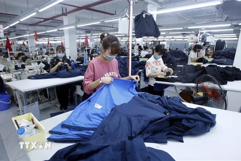Sản xuất sản phẩm may mặc tại Công ty cổ phần may và dịch vụ Hưng Long (huyện Mỹ Hào, Hưng Yên). (Nguồn: TTXVN) 