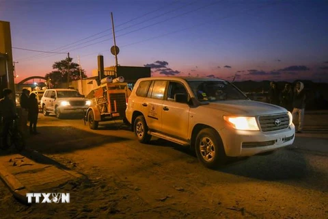 Xe cộ qua cửa khẩu Kerem Shalom ở biên giới Dải Gaza - Israel ngày 17/12/2019. (Nguồn: AFP/TTXVN) 