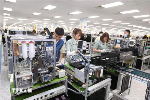 Công nhân Công ty trách nhiệm hữu hạn Samsung Electronics Việt Nam đóng trên địa bàn Khu Công nghiệp Yên Bình, Phường Đồng Tiến, Thị xã Phổ Yên, Tỉnh Thái Nguyên sản xuất điện thoại thông minh. (Ảnh: Anh Tuấn/TTXVN) 