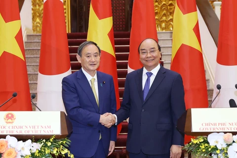 Thủ tướng Nguyễn Xuân Phúc và Thủ tướng Nhật Bản Suga Yoshihide tại buổi gặp gỡ báo chí. (Ảnh: Thống Nhất/TTXVN) 