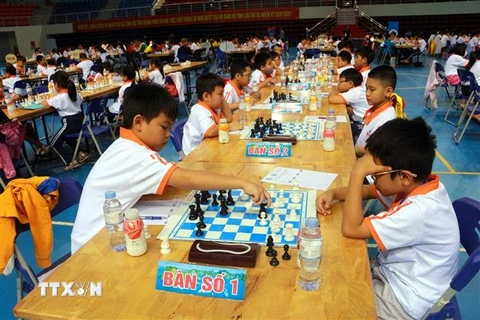 Các kỳ thủ thi đấu ở nội dung cờ tiêu chuẩn dành cho nam lứa tuổi U9. (Ảnh: Đức Hiếu/TTXVN) 