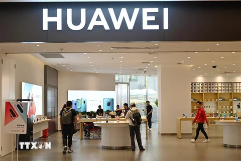 Một cửa hàng của Huawei tại trung tâm thương mại ở Thượng Hải, Trung Quốc. (Nguồn: AFP/TTXVN) 