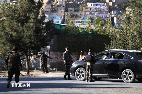 Lực lượng an ninh gác gần hiện trường vụ tấn công nhằm vào trường Đại học Kabul, Afghanistan, ngày 2/11/2020. (Nguồn: THX/TTXVN) 