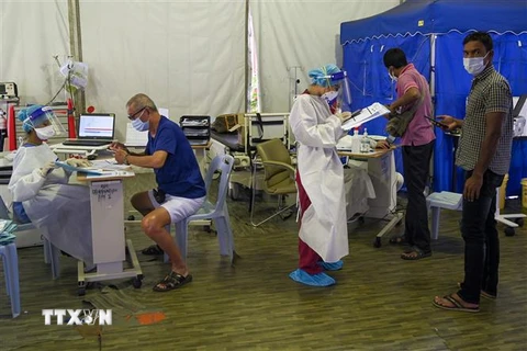 Nhân viên y tế lấy mẫu xét nghiệm COVID-19 tại Subang Jaya, ngoại ô Kuala Lumpur, Malaysia. (Nguồn: AFP/TTXVN) 
