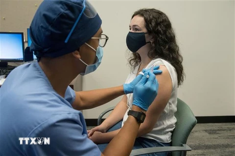 Nhân viên y tế tiêm thử nghiệm vắcxin ngừa COVID-19 của Moderna trên tình nguyện viên tại Detroit, Michigan, Mỹ, ngày 5/8/2020. (Nguồn: AFP/TTXVN) 