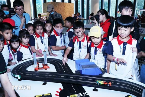 Học sinh Thành phố Hồ Chí Minh thích thú với những sản phẩm công nghệ Đức. (Ảnh: Xuân Khu/TTXVN) 