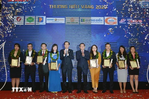 Đại diện các doanh nghiệp nhận giải thưởng Thương hiệu Vàng năm 2020. (Ảnh: Mỹ Phương/TTXVN) 