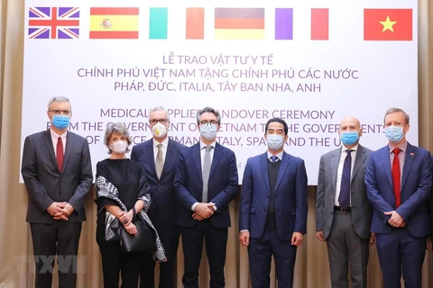 Thứ trưởng Bộ Ngoại giao Tô Anh Dũng với Đại sứ Pháp, Đức, Italy, Tây Ban Nha, Anh tại Việt Nam trong buổi trao hàng hỗ trợ phòng, chống dịch COVID-19 cho các nước. (Ảnh: Lâm Khánh/TTXVN) 