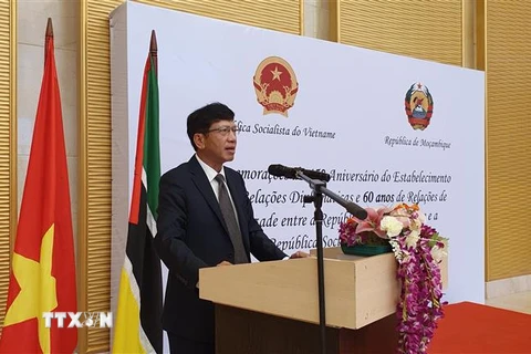 Đại sứ Việt Nam tại Mozambique Lê Huy Hoàng phát biểu khai mạc Lễ kỷ niệm 45 thiết lập quan hệ ngoại giao Việt Nam-Mozambique. (Ảnh: Đình Lượng/TTXVN) 