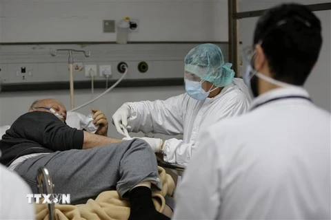 Nhân viên y tế điều trị cho bệnh nhân nhiễm COVID-19 tại bệnh viện ở Beirut, Liban, ngày 18/1/2021. (Nguồn: THX/TTXVN) 