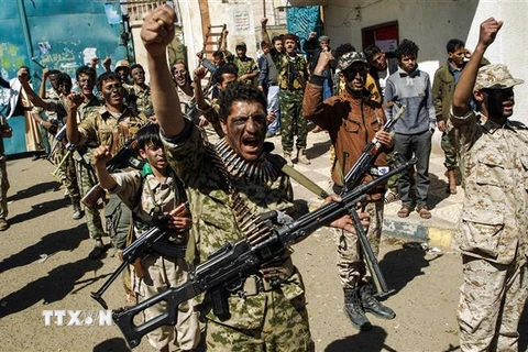 Các tay súng Houthi mới được tuyển dụng tại Sanaa, Yemen. (Nguồn: AFP/TTXVN) 