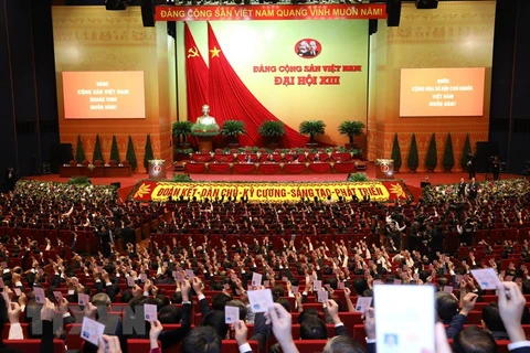 Các đại biểu dự Đại hội đai biểu toàn quốc lần thứ XIII của Đảng Cộng sản Việt Nam biểu quyết thông qua Chương trình phiên họp trù bị. (Ảnh: TTXVN) 