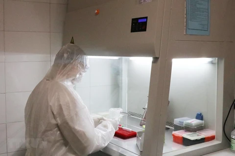 Thử nghiệm thiết bị xét nghiệm chẩn đoán SARS CoV-2. (Ảnh: Hoàng Nguyên/TTXVN) 