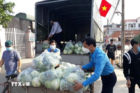 Cán bộ Liên đoàn Lao động tỉnh Hải Dương vận chuyển hàng ủng hộ công nhân ở Cẩm Giàng (Hải Dương). (Ảnh: Mạnh Minh/TTXVN) 