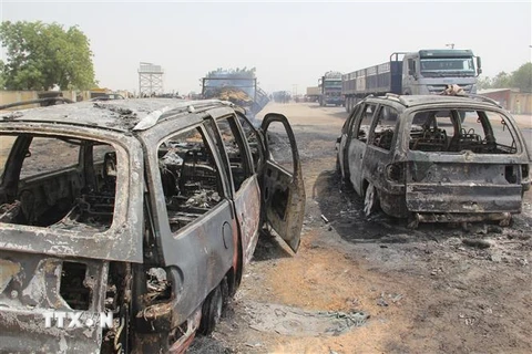 Ôtô bị thiêu rụi trong một vụ tấn công tại Nigeria. (Nguồn: AFP/TTXVN) 
