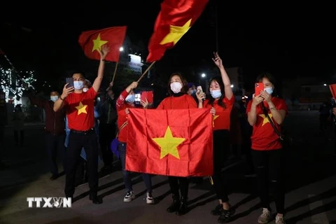 Khi chốt kiểm soát dịch COVID-19 tại quảng trường Sao Đỏ được gỡ bỏ, người dân Chí Linh mừng rỡ reo hò. (Ảnh: Mạnh Minh/TTXVN) 
