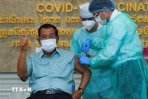 Thủ tướng Campuchia Hun Sen được tiêm chủng vaccine ngừa COVID-19 tại Phnom Penh, Campuchia, ngày 4/3/2021. (Nguồn: AFP/TTXVN) 