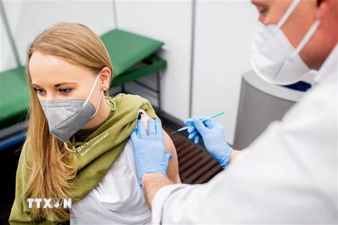 Nhân viên y tế tiêm vaccine ngừa COVID-19 của Hãng AstraZeneca/Oxford tại Bremen, miền Tây Bắc Đức ngày 26/2/2021. (Nguồn: AFP/TTXVN) 