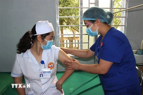 Kiểm tra các phản ứng sau khi tiêm vaccine phòng COVID-19 tại huyện Xín Mần (Hà Giang). (Ảnh: Văn Long/TTXVN phát) 