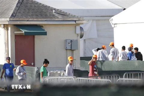 Trẻ em di cư tại trung tâm tiếp nhận người tị nạn ở Homestead, Florida, Mỹ, ngày 28/6/2019. (Nguồn: AFP/TTXVN) 