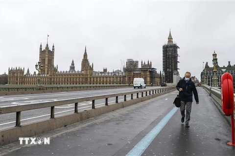Người dân đeo khẩu trang phòng lây nhiễm COVID-19 tại London, Anh, ngày 17/2/2021. (Nguồn: THX/TTXVN) 