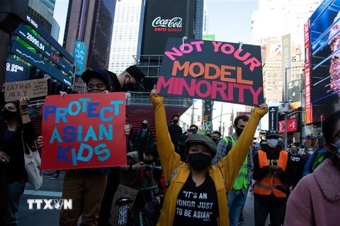 Người dân tham gia tuần hành biểu thị tình đoàn kết với người Mỹ gốc châu Á tại New York, Mỹ, ngày 20/3/2021. (Nguồn: THX/TTXVN) 